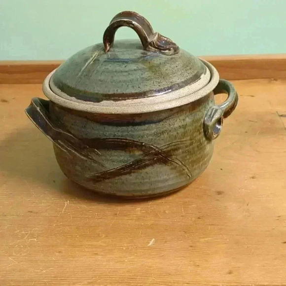 💖HOST PICK😍Casserole dish with lid by Farmhouse Pottery - Picture 2 of 8